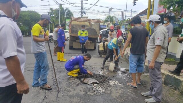 DPRD dan Polres Tambal Lubang Jalan, Komisi C: Jember Wisata ‘Jeglongan Sewu’!