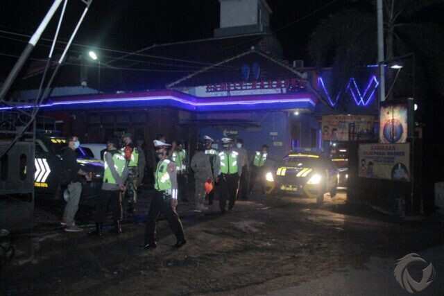 Langgar Jam Malam, Sejumlah Kafe dan Warkop di Blitar Ditutup Petugas