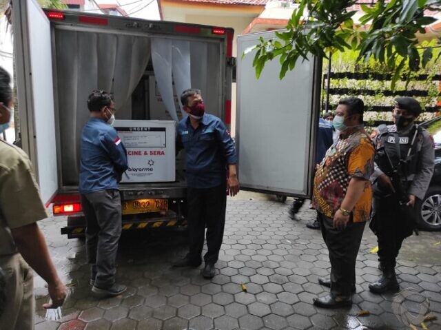 Brimob Polda Kawal Ketat Kedatangan Ribuan Vial Vaksin di Mojokerto