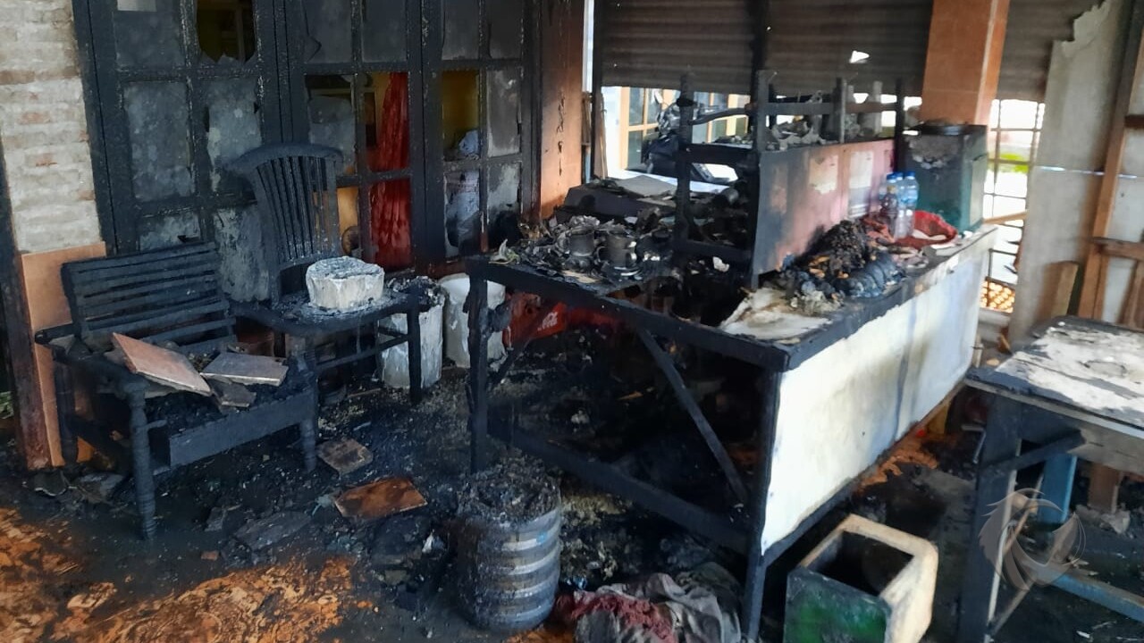 Warung di Sidoarjo terbakar.