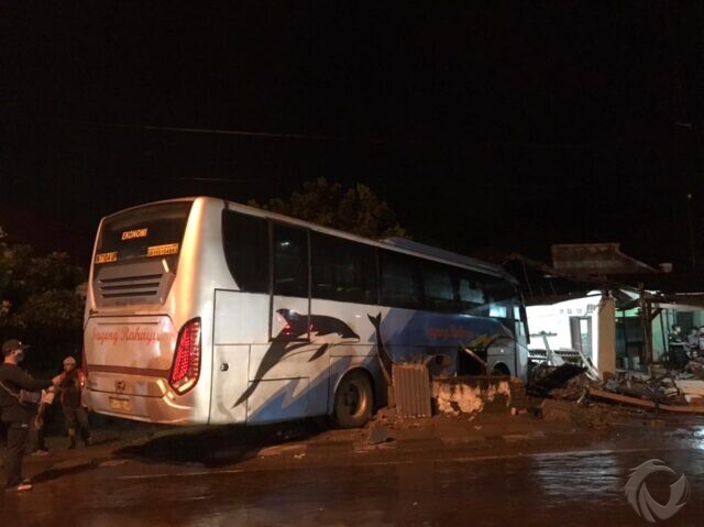 Ban Selip, Bus Sugeng Rahayu Tabrak Rumah di Mojokerto