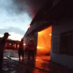 Pabrik  Cat di Puri Mojokerto Terbakar