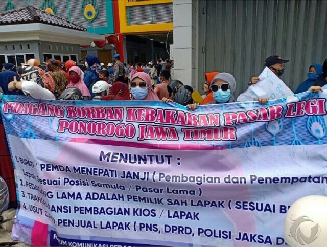 Tuntut Transparansi Pembagian Kios, Pedagang Pasar Legi Ponorogo Demo