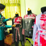 Pelajar di Mojokerto Desain Baju Batik Bertema Imlek dan Valentine
