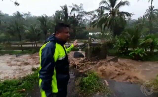 Banjir Landa Jember, Ratusan Rumah Terendam Jembatan Antar Desa Putus