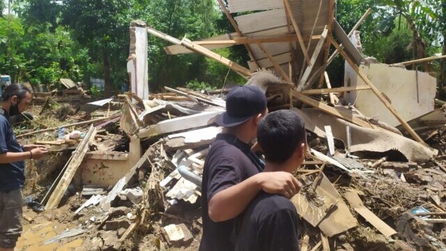 Tiga Rumah Hancur Diterjang Banjir Bandang di Jombang