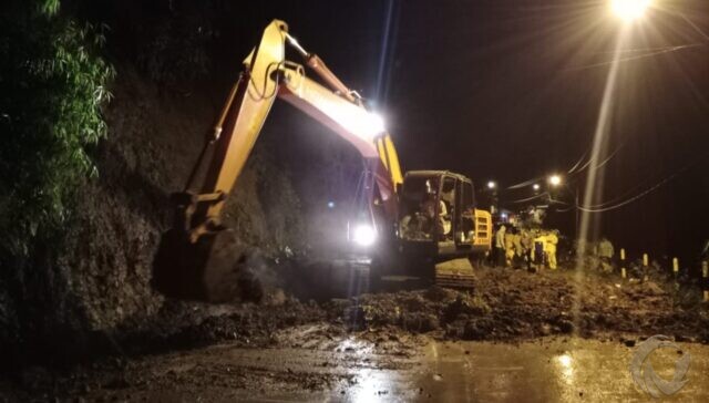 Satu Ekskavator Dikerahkan Atasi Longsor di Jalur Pacet-Trawas Mojokerto