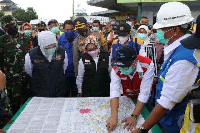 Bupati Jombang Dampingi Gubernur Jatim Pantau Banjir Bandar Kedungmulyo