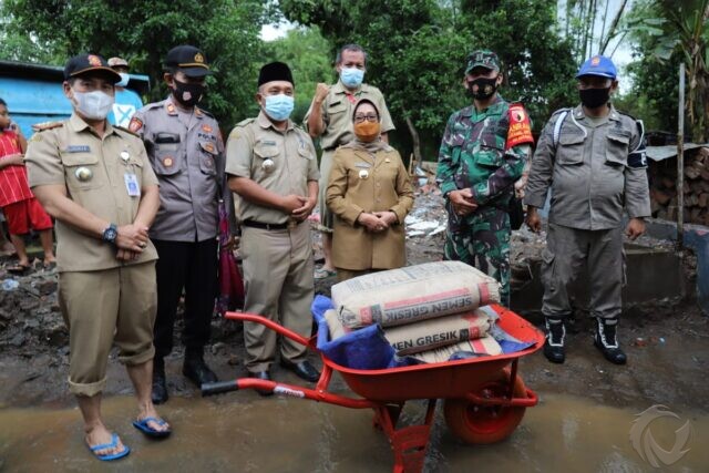 Bupati Jombang Serahkan Bantuan untuk Rumah Warga yang Roboh Diterjang Banjir Bandang