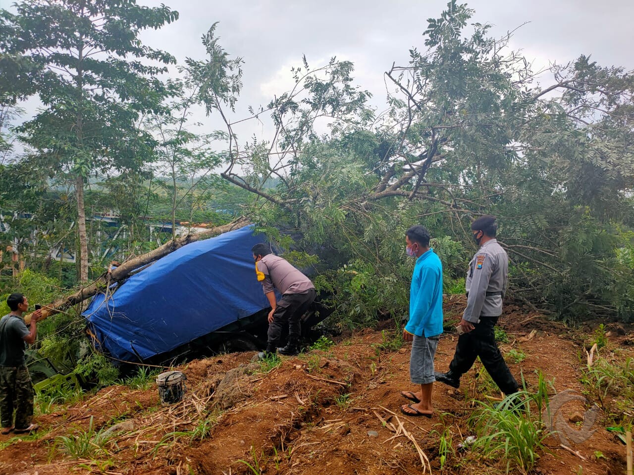 Truk fuso bermuatan beras terperosok ke jurang di Selorejo, Kabupaten Blitar. Kecelakaan ini diduga akibat truk mengalami rem blong, Sabtu (20/2/2021).