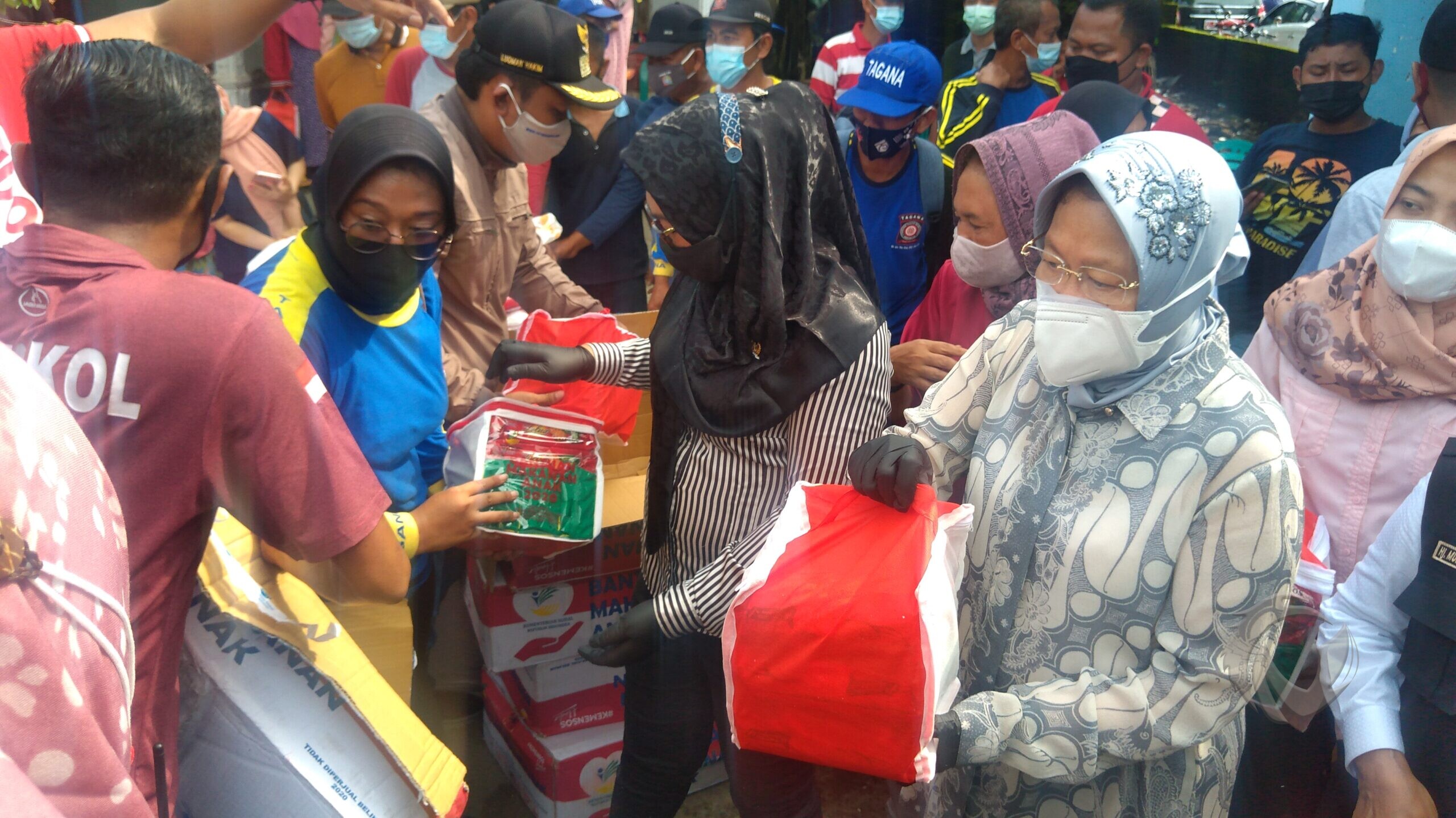 Mensos Tri Rismaharini membagikan bantuan untuk korban banjir di Bandarkedungmulyo Jombang, Sabtu (13/2/2021).