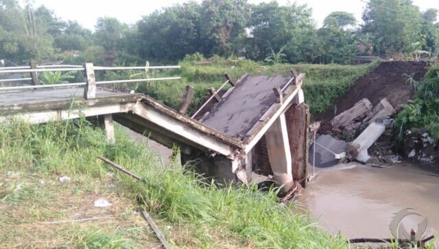 Jembatan Brodot Jombang Ambrol Diterjang Arus