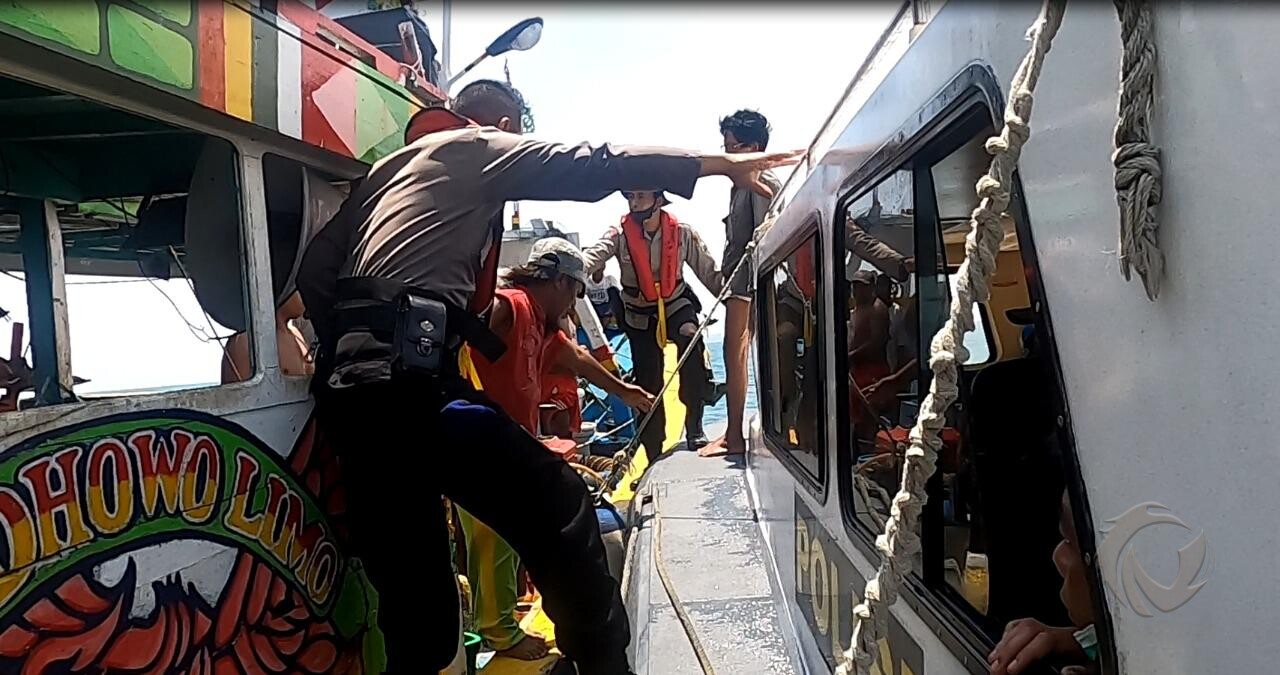 Proses evakuasi ABK KM Berhasil II oleh aparat kepolisian di perairan pulau Giliraja, Kecamatan Giligenting Sumenep.