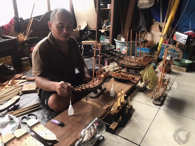 Sunali melakukan proses pengerjaan miniatur kapal pesiar di rumahnya, Dusun Sambirejo, Desa Wringinrejo, Kabupaten Mojokerto, Senin (08/02/2021).