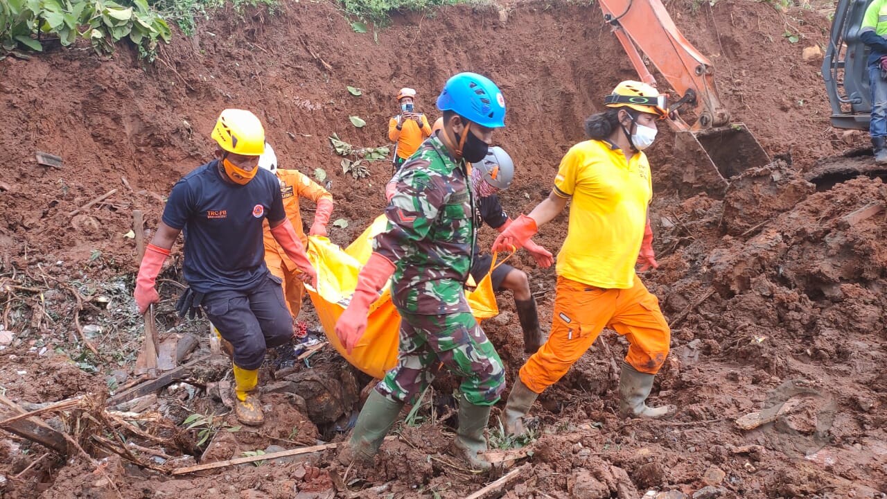 Evakuasi korban longsor di Nganjuk, Rabu (17/2/2021).