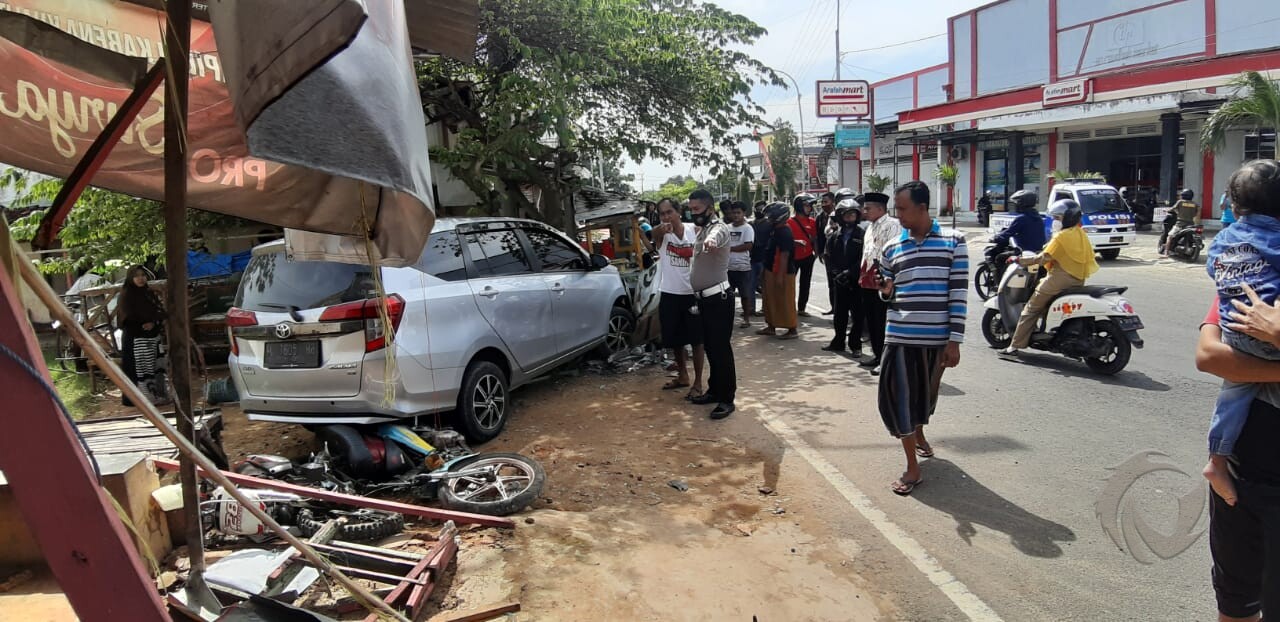 Proses evakuasi korban kecelakaan di Jalan Raya Lingkar Barat Desa Gedungan, Kecamatan Batuan, Kabupaten Sumenep.