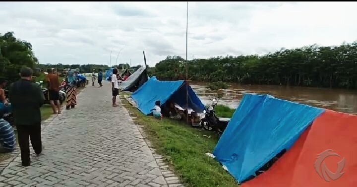 Pengungsi banjir asal Desa Bandar Kedungmulyo yang tinggal di Bantaran sungai Brantas.