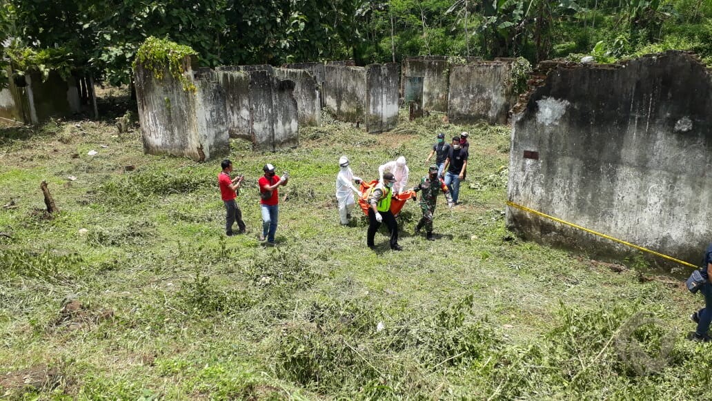 Evakuasi mayat perempuan terkubur setengah badan di bekas mess PJB Karangkates Malang, Kamis (11/2/2021).