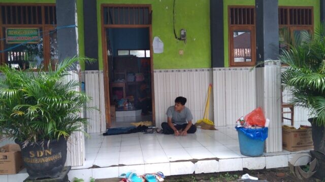 Rumahnya Sudah Dibersihkan, Warga Kembali ke Pengungsian Banjir di Jombang