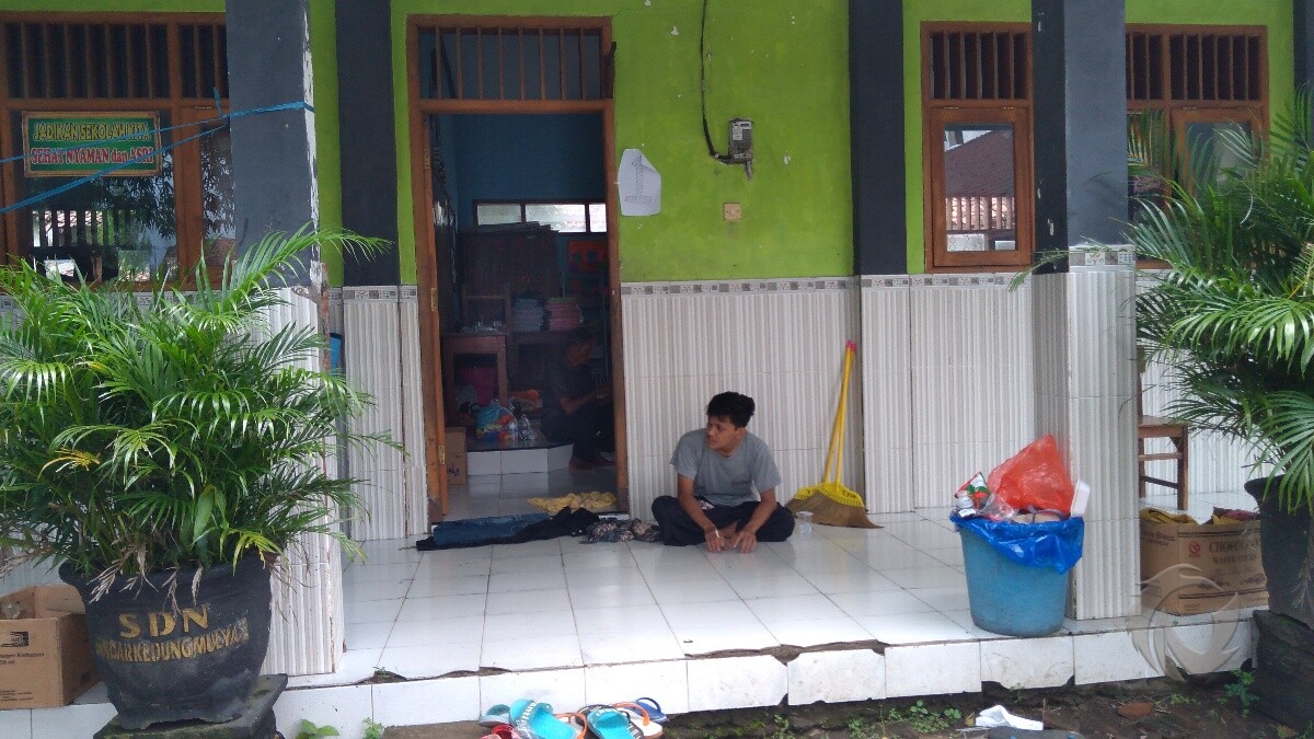 Pengungsi di Gedung SD yang ada di samping Balai Desa Bandar Kedungmulyo.