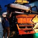 Truk Terguling Akibat Tabrakan Adu Moncong di Mojokerto, Lalin Sempat Macet 2 Kilometer