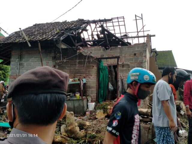 Puting Beliung di Blitar Rusak 21 Rumah, 6 Orang Terluka Tertipah Atap