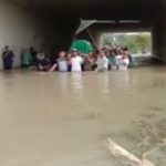 Viral, Warga di Jombang Mengantar Jenazah ke Makam Terobos Banjir