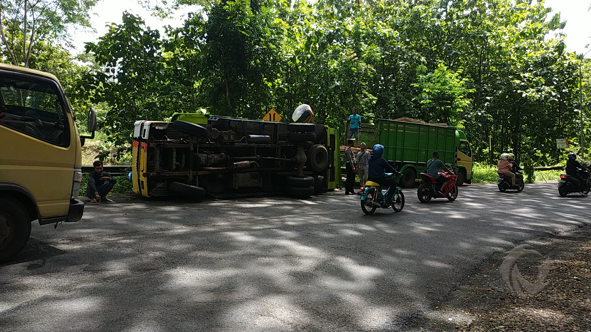 Diduga akibat kelebihan muatan truk bermuatan bahan triplek terguling di tikungan jembatan Tuwuh Desa Kesamben, Kecamatan Kesamben, Kabupaten Blitar, Rabu (17/2/2021).