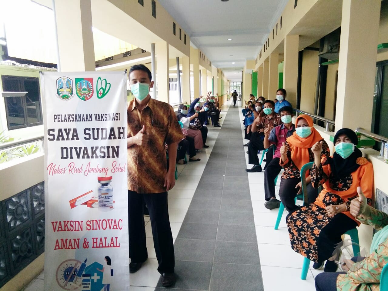 Tenaga kesehatan saat vaksinasi covid-19.