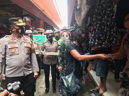 Peringati HPN, TNI-Polri Gandeng Wartawan Mojokerto Bagi-bagi Ribuan Masker 