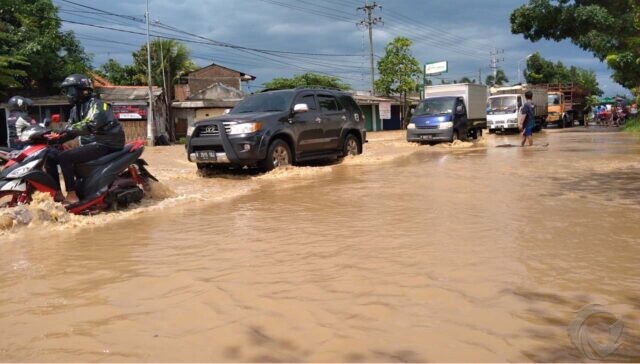 Banjir Meluas, Lalu Lintas di Bandar Kedungmulyo Jombang Merayap Hingga 1 Kilometer