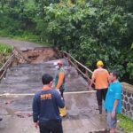 Dihajar Hujan Deras, Jembatan Penghubung Dua Desa di Blitar Ambrol
