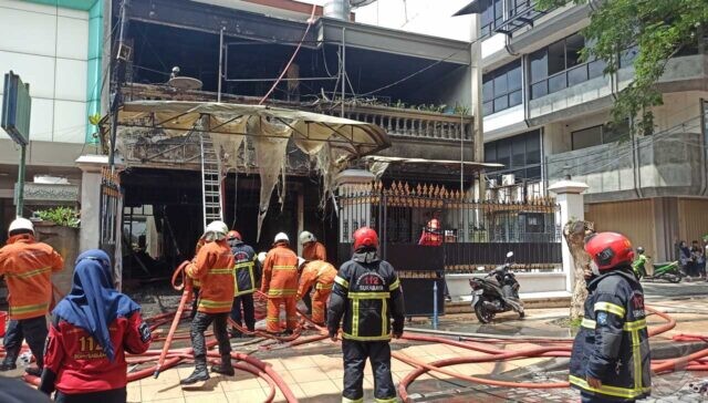 Rumah Dua Lantai di Surabaya Dilalap Api, Dua Penghuni Alami Luka Bakar di Kaki