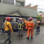Terparkir Satu Tahun, Mobil Espass Terbakar di Surabaya