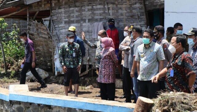 Bupati Jombang Meninjau Jembatan Putus di Bareng dan Lokasi Terdampak Banjir