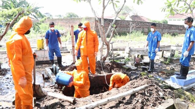 Pemakaman Jenazah Corona di Jombang, Warga Pakai Hazmat, Petugas Malah Tanpa APD