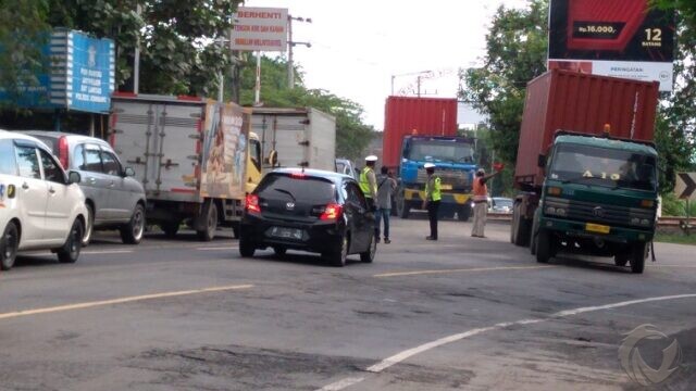 Polisi Alihkan Kendaraan dari Dua Arah, Hindari Banjir di Jalan Bandarkedungmulyo Jombang