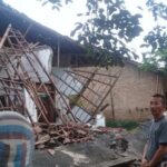 Dua Rumah Tak Layak Huni di Jember Ambruk Dihajar Hujan Deras