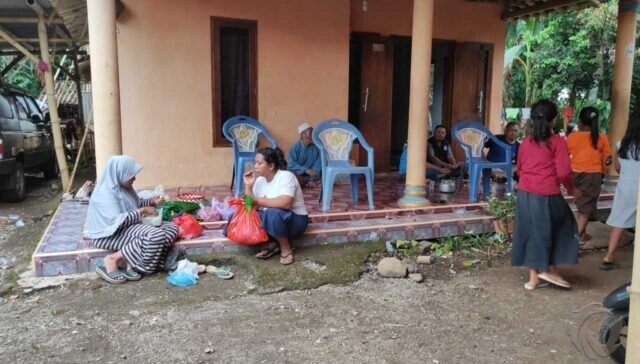 3 Jenazah Santriwati Jember Korban Longsor Pamekasan Dimakamkan di Kampung Halaman