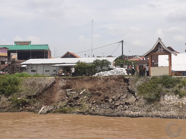 Banyak Tanggul Sungai di Mojokerto Ambles, Begini Respon Khofifah
