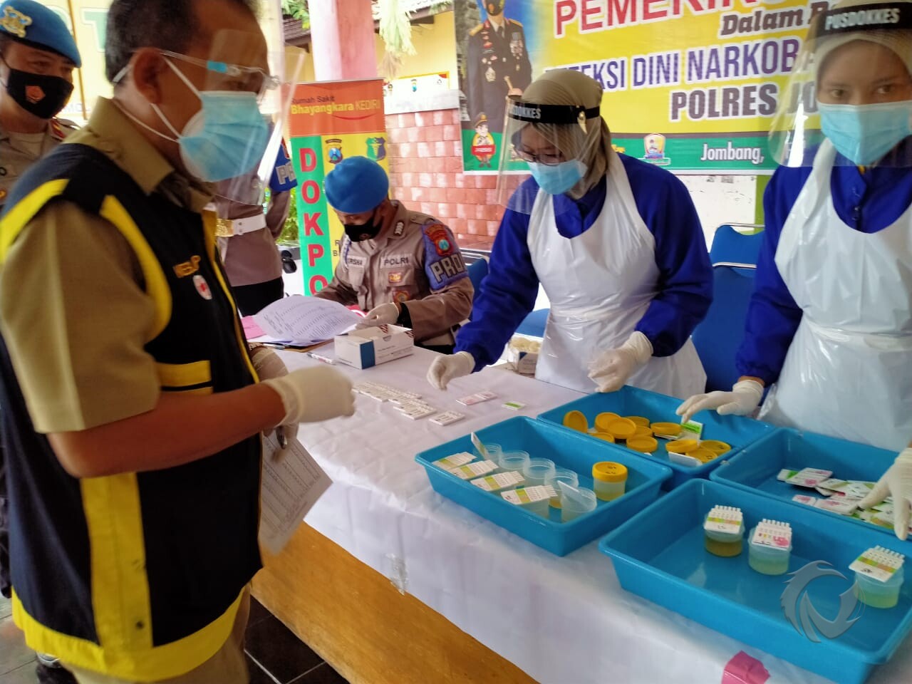 Tes urine anggota polres Jombang, Selasa (23/2/2021).