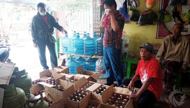 Polisi Gerebek Toko di Krian Sidoarjo, Ratusan Botol Miras Diamankan