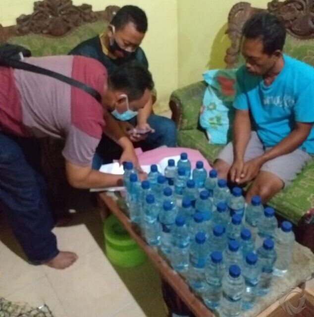 Polisi Gerebek dan Sita Puluhan Ribu Liter Arak Putih di Jombang