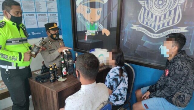 Bermobil Ugal-ugalan, 3 Warga Jombang Diamankan Polisi di Mojokerto, Ternyata Bawa 5 Botol Miras