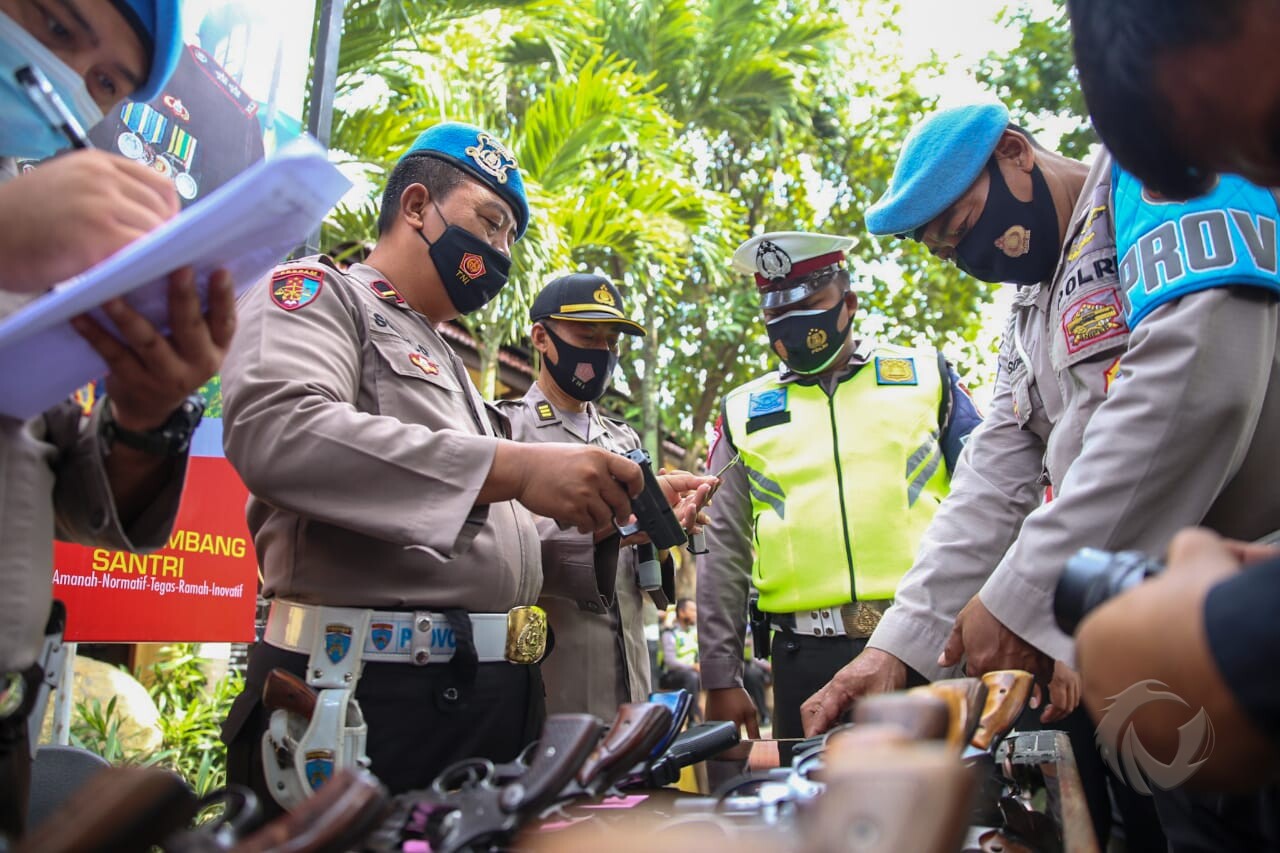 Pemeriksaan senjata api anggota Polres Jombang.