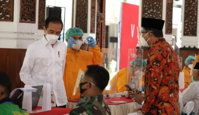 Presiden Jokowi Saksikan Vaksinasi Perdana AstraZeneca untuk Ulama di Sidoarjo