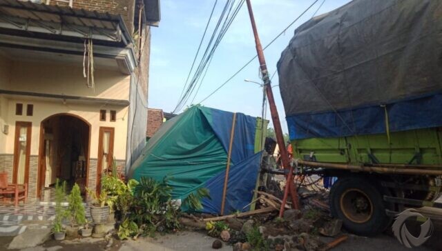 Sopir Mengantuk, Truk Gandeng Seruduk Pagar Rumah dan Mobil di Jombang