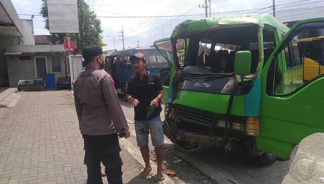Diduga Akibat Kebut-kebutan, Dua Elf Angkutan Antar Kota Adu Moncong di Jember