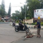 Sering Bikin Celaka, Warga Pasang Balai-balai di Lubang Jalan Depan DPRD Situbondo