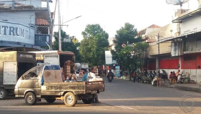 Pengguna Jalan Keluhkan Aktivitas Bongkar Muat di Jalan Protokol Situbondo